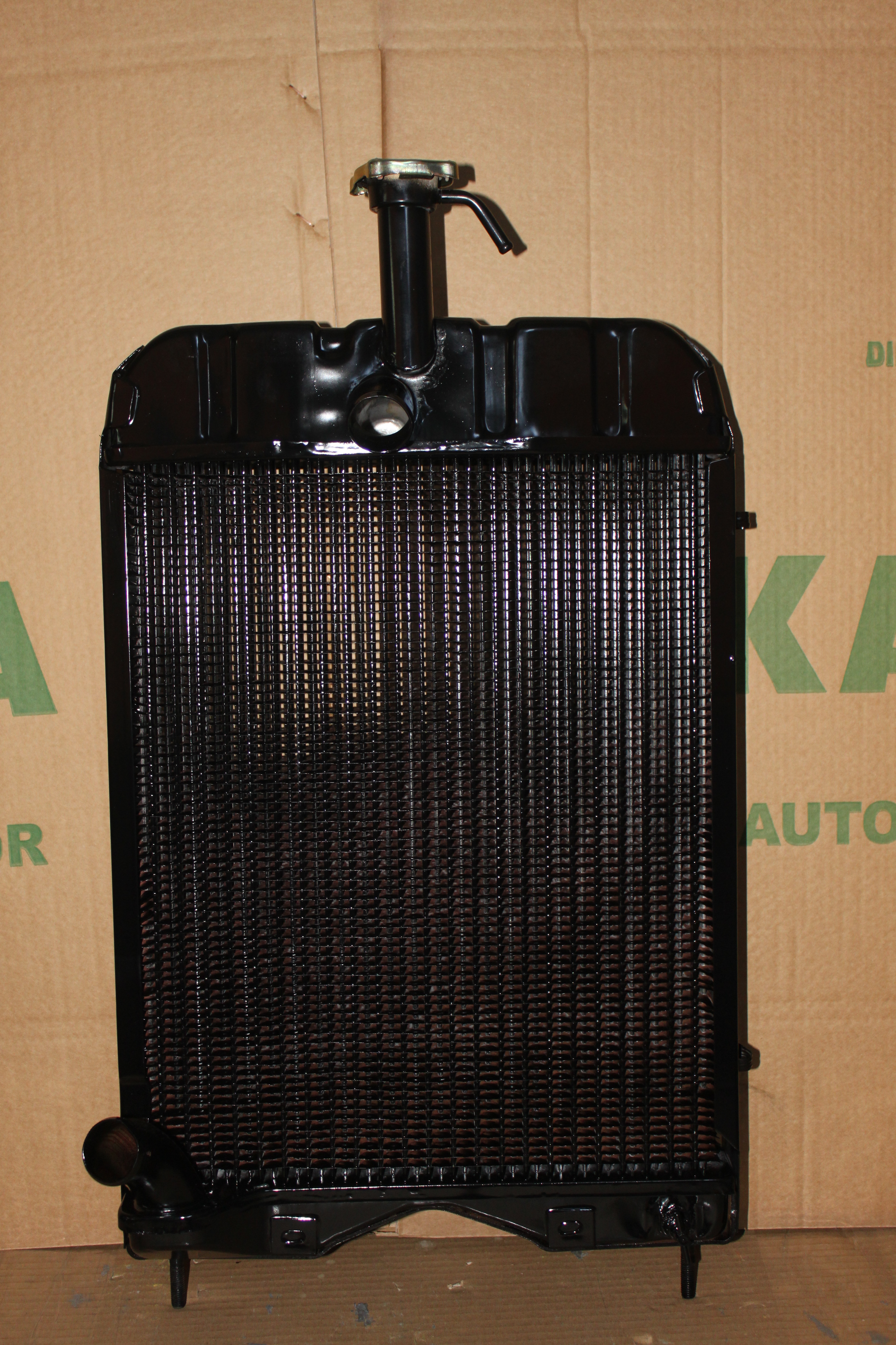 KADA Massey Ferguson Massey Ferguson MF 240 Siyah Fırın Boyalı Radyatör Soğutma Sistemi - Orijinal OEM 1680547M92 - Parça Kodu KN40090